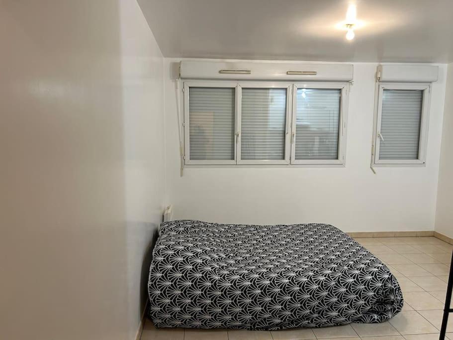 Studio A 2 Pas Du Metro Clichy Exterior foto